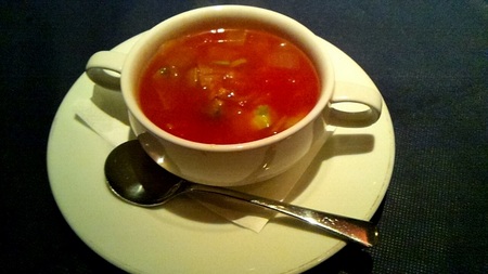 トマトベースの野菜スープ