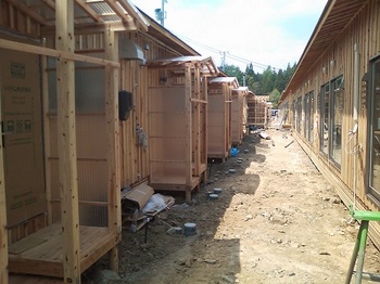 田野畑中学校グラウンドに建設中の仮設住宅(2)